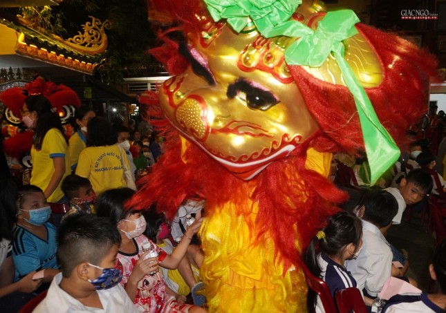 Thích thú khi được xem múa lân