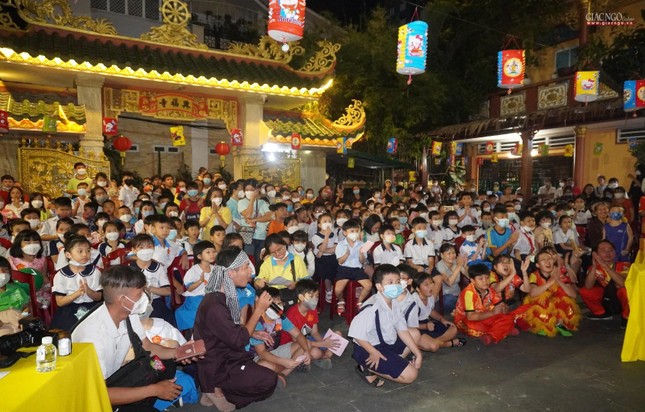 Hơn 300 em nhỏ trên địa bàn quận 3 về chùa Hưng Phước vui trung thu