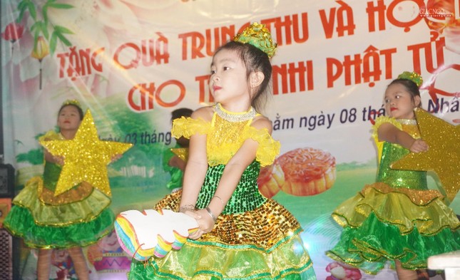 Xem văn nghệ do các em Oanh vũ tại chùa Hưng Phước biểu diễn