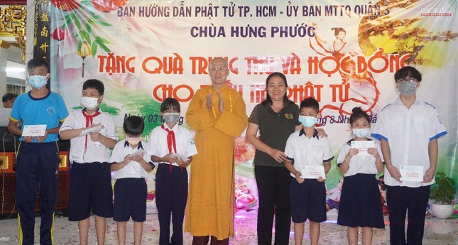 30 suất học bổng được trao đến các em