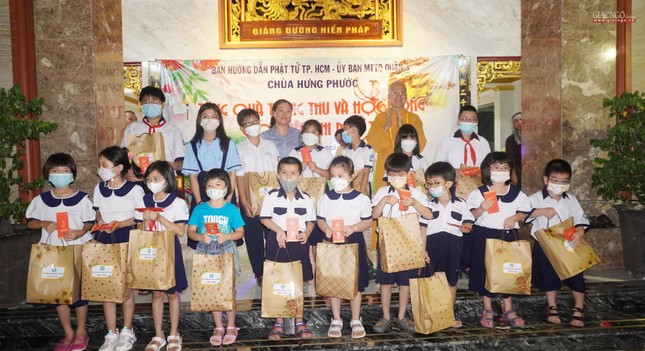 Tặng quà trung thu đến các em