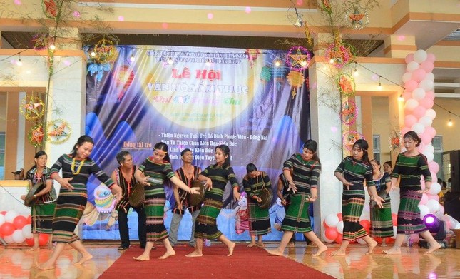 Các điệu múa chào mừng của người đồng bào dân tộc Các điệu múa chào mừng của người đồng bào dân tộc