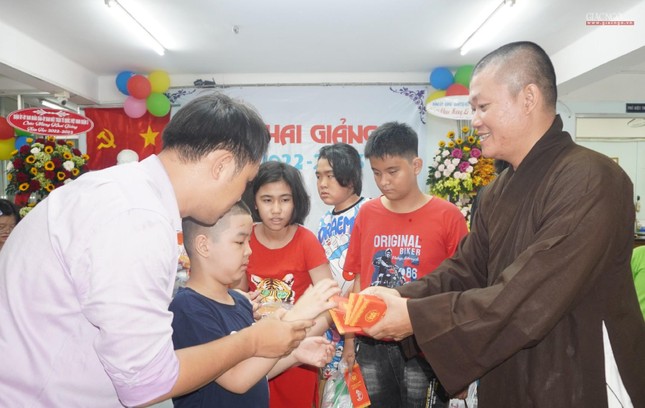 Thượng tọa Thích Minh Duyên, Chánh Thư ký Ban Hướng dẫn Phật tử TP.HCM cùng đại diện Ủy ban MTTQVN quận 3, trao quà và lì xì mừng trung thu và năm học mới đến các em học sinh Thượng tọa Thích Minh Duyên, Chánh Thư ký Ban Hướng dẫn Phật tử TP.HCM cùng đại diện Ủy ban MTTQVN quận 3, trao quà và lì xì mừng trung thu và năm học mới đến các em học sinh