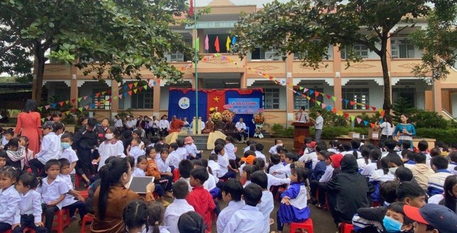 Các em học sinh dự lễ khai giảng năm học mới tại Trường THCS Phan Đình Phùng