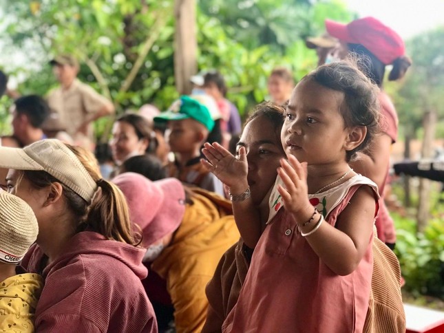 Các em bé lần đầu được chơi trung thu, ăn buffet chay tại Đạo tràng Phước Bảo