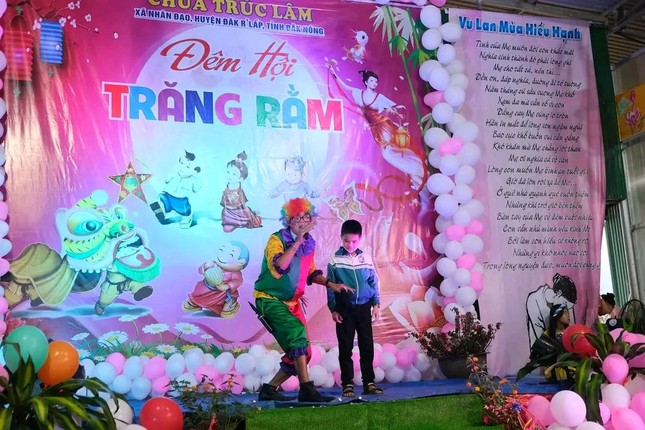 Các em nhỏ giao lưu với chú Cuội trong đêm trung thu tại chùa Trúc Lâm