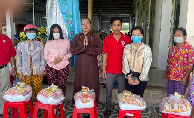 Tặng quà đến người khó khăn Tặng quà đến người khó khăn