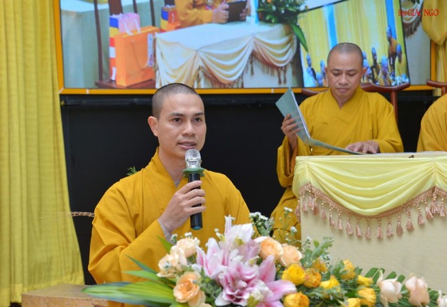 Đại đức Thích Tuệ Nhật dẫn chương trình hội nghị