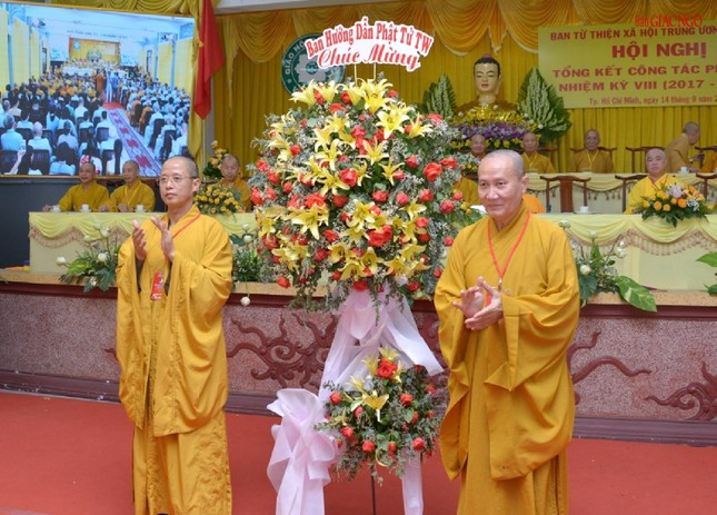 Thượng tọa Thích Phước Nghiêm, Phó Trưởng ban Thường trực Ban Hướng dẫn Phật tử Trung ương trao lẵng hoa chúc mừng