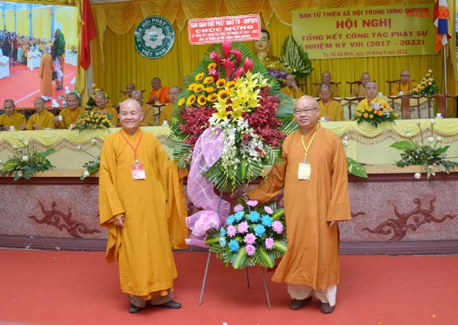 Lẵng hoa chúc mừng của Ban Giáo dục Trung ương