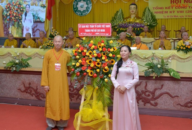 Bà Phan Kiều Thanh Hương tặng hoa chúc mừng của Ủy ban MTTQVN TP.HCM