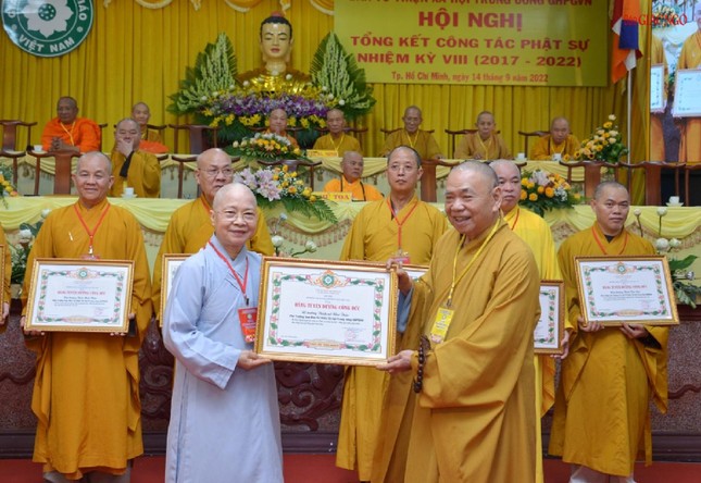 Hòa thượng Thích Thiện Pháp trao Bằng Tuyên dương công đức