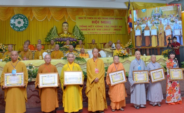 Thượng tọa Thích Minh Nghiêm, Phó Thường trực Ban Từ thiện - Xã hội Trung ương trao Bằng ghi nhận những đóng góp của chư tôn đức đối với công tác từ thiện trong nhiệm kỳ 2017-2022