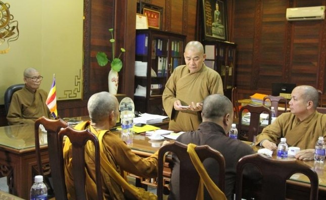 Đại đức Thích Minh Phương báo cáo các công việc đã thực hiện Đại đức Thích Minh Phương báo cáo các công việc đã thực hiện