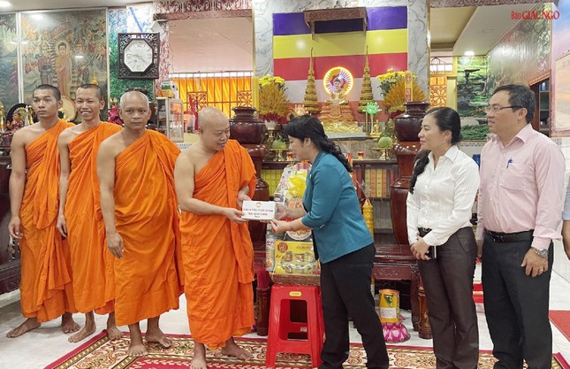 Đoàn đến thăm và chúc mừng lễ tại chùa Pothiwong (quận Tân Bình) - Ảnh: Đại Nghĩa