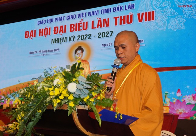 Đại đức Thích Giác Ngộ đại diện Ban Kiểm soát báo cáo số lượng đại biểu