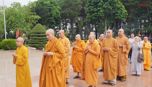 Chư tôn đức Thường trực Ban Trị sự GHPGVN tỉnh Đắk Lắk tưởng niệm
