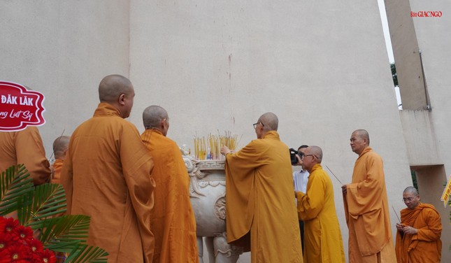 Dâng hương tưởng niệm