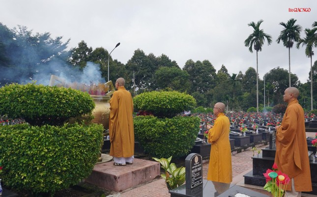 Thắp hương tại các mộ liệt sĩ