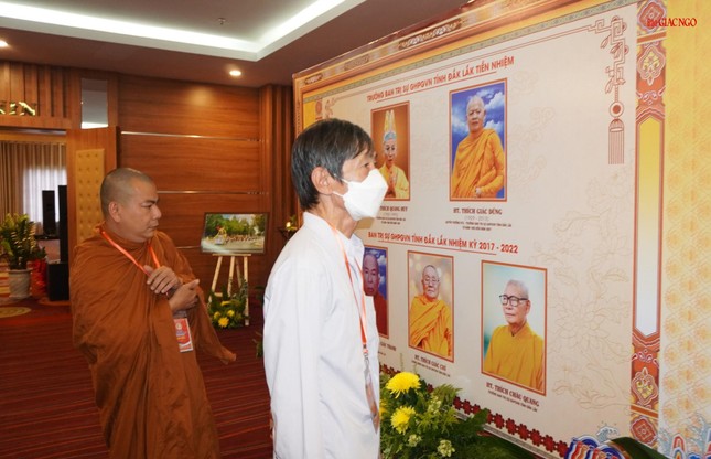 Chư tôn đức và Phật tử tham quan khu triển lãm hình ảnh