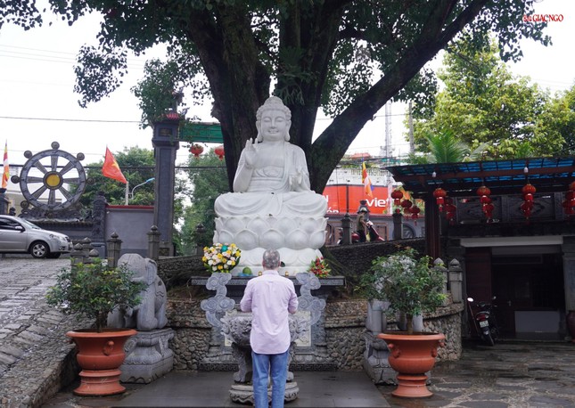 Phật tử lễ Phật