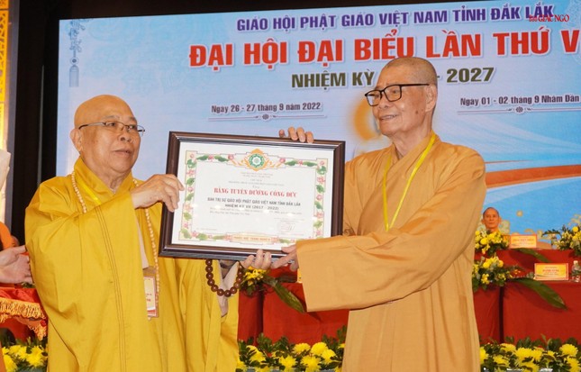 Hòa thượng Thích Quảng Xả trao bằng Tuyên dương công đức đến tập thể Ban Trị sự GHPGVN tỉnh nhiệm kỳ 2017-2022