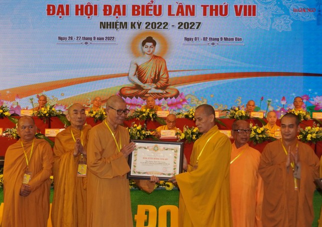 Hòa thượng Thích Thiện Thống trao bằng Tuyên dương công đức