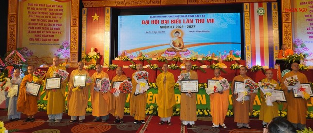 Hòa thượng Thích Thiện Thống trao bằng Tuyên dương công đức đến các cá nhân