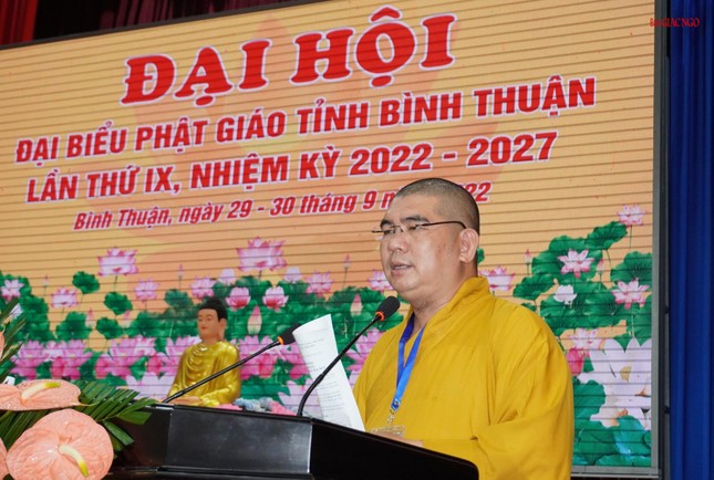 Đại đức Thích Nguyên Nguyệt, Chánh Thư ký Ban Trị sự GHPGVN tỉnh Bình Thuận cung thỉnh Ban Chứng minh, đoàn Chủ tọa, Ban Thư ký, Ban Kiểm soát Đại hội