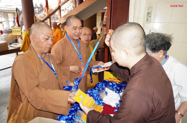 Đại biểu nhận văn kiện đại hội tại chùa Phật Ân Đại biểu nhận văn kiện đại hội tại chùa Phật Ân