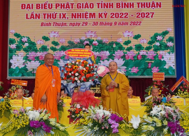 Hòa thượng Danh Lung tặng hoa chúc mừng