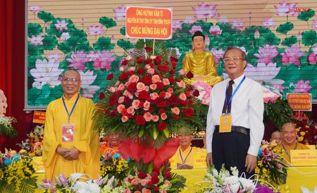 Ông Huỳnh Văn Tí, nguyên Bí thư Tỉnh ủy tỉnh Bình Thuận chúc mừng