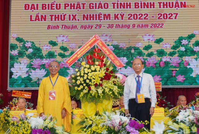 Ông Nguyễn Mạnh Hùng, nguyên Ủy viên Ban Chấp hành Trung ương Đảng, nguyên Bí thư Tỉnh ủy tỉnh Bình Thuận tặng hoa chúc mừng