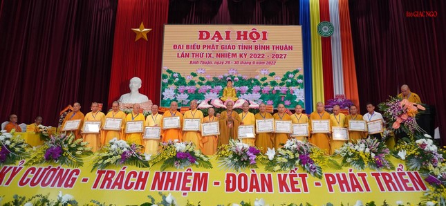 Hòa thượng Thích Huệ Trí trao Bằng tuyên dương công đức của Trung ương