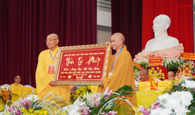 Ban Trị sự GHPGVN tỉnh Ninh Thuận tặng quà chúc mừng đến tân Ban Trị sự GHPGVN tỉnh Bình Thuận