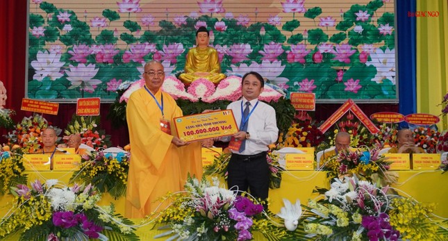 Hòa thượng Thích Minh Nhật trao ủng hộ xây nhà tình thương đến bà con miền Trung bị ảnh hưởng bão số 4 vừa qua