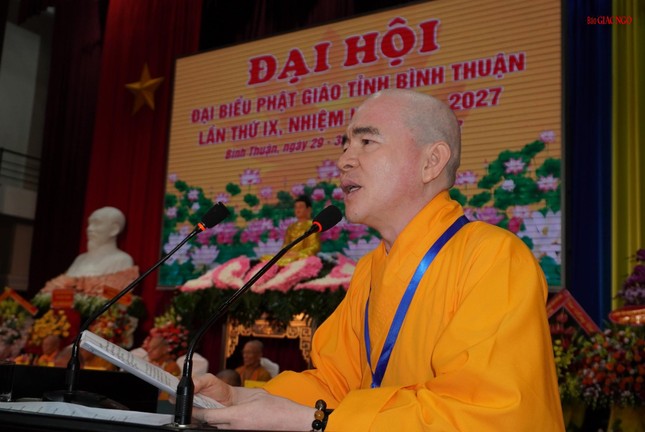 Thượng tọa Thích Đức Thành dẫn chương trình