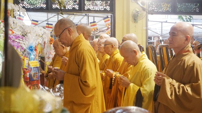 Chư tôn đức niêm hương tưởng niệm - Ảnh: Chùa Bửu Đà Chư tôn đức niêm hương tưởng niệm - Ảnh: Chùa Bửu Đà