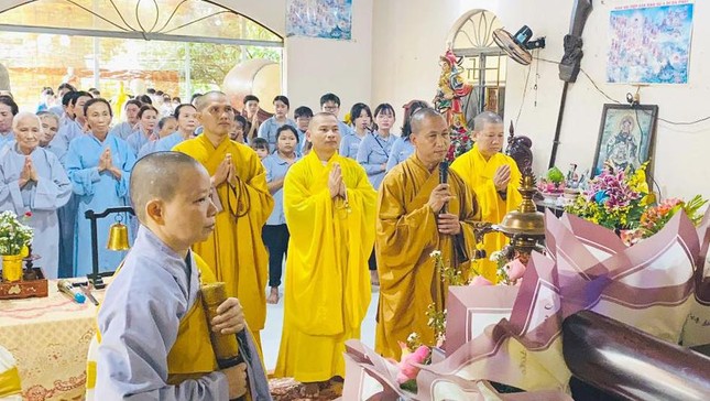 Chư tôn đức hướng dẫn Phật tử đảnh lễ Tam bảo