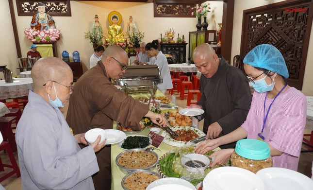 Chư tôn đức và Phật tử tham dự tiệc buffet chay Chư tôn đức và Phật tử tham dự tiệc buffet chay