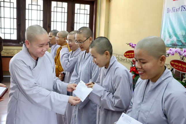 Ni sư Thích nữ Như Nguyệt trao các suất học bổng Ni sư Thích nữ Như Nguyệt trao các suất học bổng