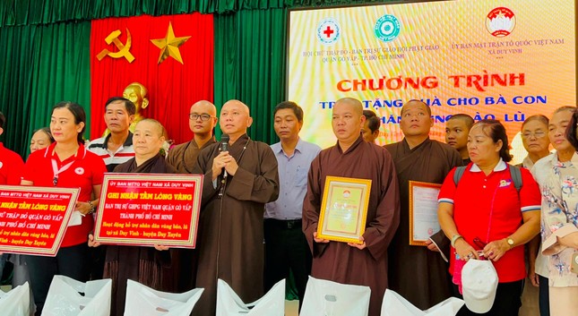 Đoàn thăm, tặng quà tại Quảng Nam Đoàn thăm, tặng quà tại Quảng Nam