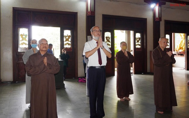 Lễ Phật tại chánh điện chùa Vĩnh Nghiêm Lễ Phật tại chánh điện chùa Vĩnh Nghiêm