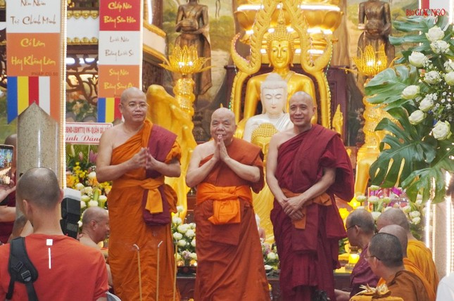 Y được giao đến cho Hòa thượng Thích Thiện Tâm theo đúng theo truyền thống Phật giáo Theravāda Y được giao đến cho Hòa thượng Thích Thiện Tâm theo đúng theo truyền thống Phật giáo Theravāda