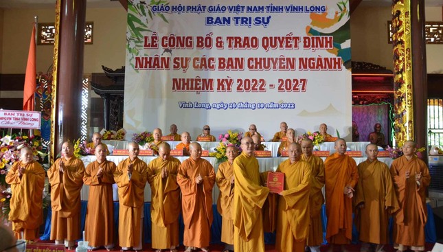 Thượng tọa Thích Lệ Lạc trao quyết định đến Ban Giáo dục Phật giáo tỉnh Thượng tọa Thích Lệ Lạc trao quyết định đến Ban Giáo dục Phật giáo tỉnh