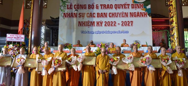 Hòa thượng Thích Như Tước trao Bằng tuyên dương công đức đến các ban chuyên môn Hòa thượng Thích Như Tước trao Bằng tuyên dương công đức đến các ban chuyên môn