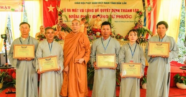 Hòa thượng Thích Giác Tiến ghi nhận những đóng góp của Phật tử trong các sinh hoạt tại Niệm Phật đường Từ Phước Hòa thượng Thích Giác Tiến ghi nhận những đóng góp của Phật tử trong các sinh hoạt tại Niệm Phật đường Từ Phước