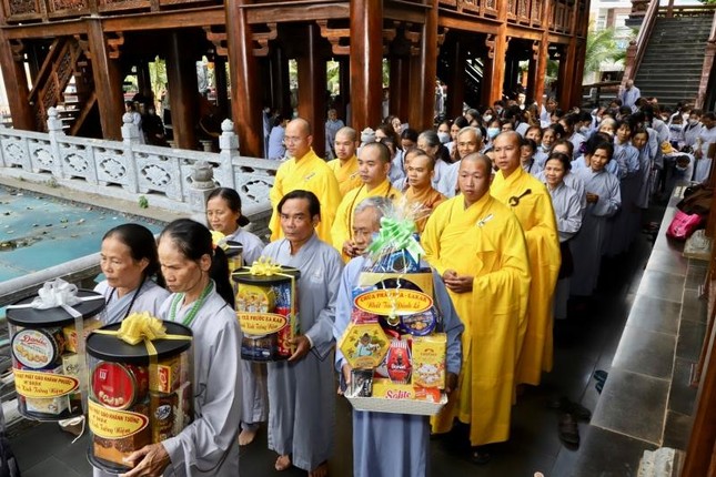 Chư tôn đức các huyện thị về chùa Khải Đoan dâng hương, hoa tưởng niệm ân sư