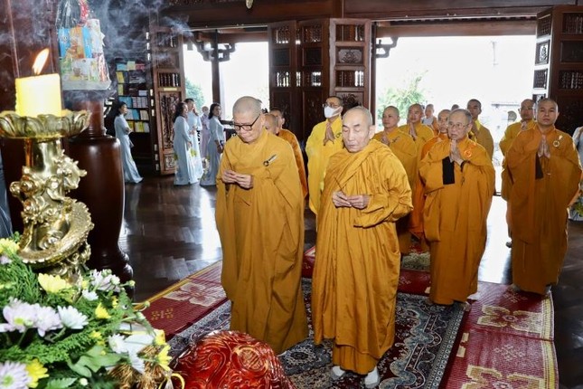 Dâng hương tưởng niệm