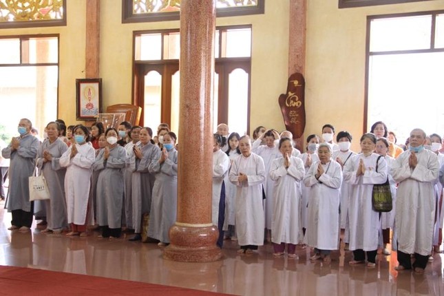 Phật tử đồng hộ niệm trong tiếng niệm Phật